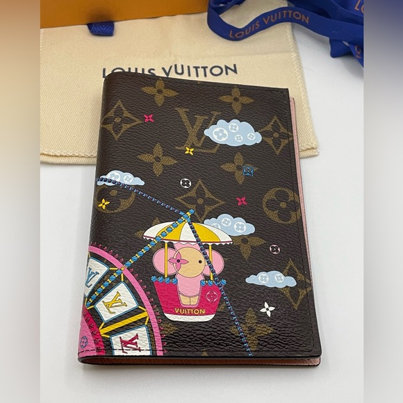 Louis Vuitton - Vivienne Passport Cover | Christmas Limited Edition - New - Picture 1 of 16